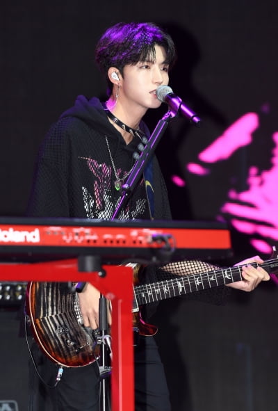 [TEN 포토] 엑스디너리 히어로즈 준한 '빠져드는 보이스'