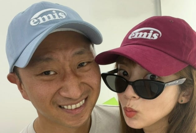 손담비, 덥지도 않나…커플 모자 쓴 ♥이규혁이랑 얼굴 맞댄 스킨십[TEN★]