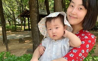 "애미야 많이 덥구나" '검사♥' 한지혜, 엄마 아닌 이모인 줄 알겠네…딸과 공원 나들이[TEN★]