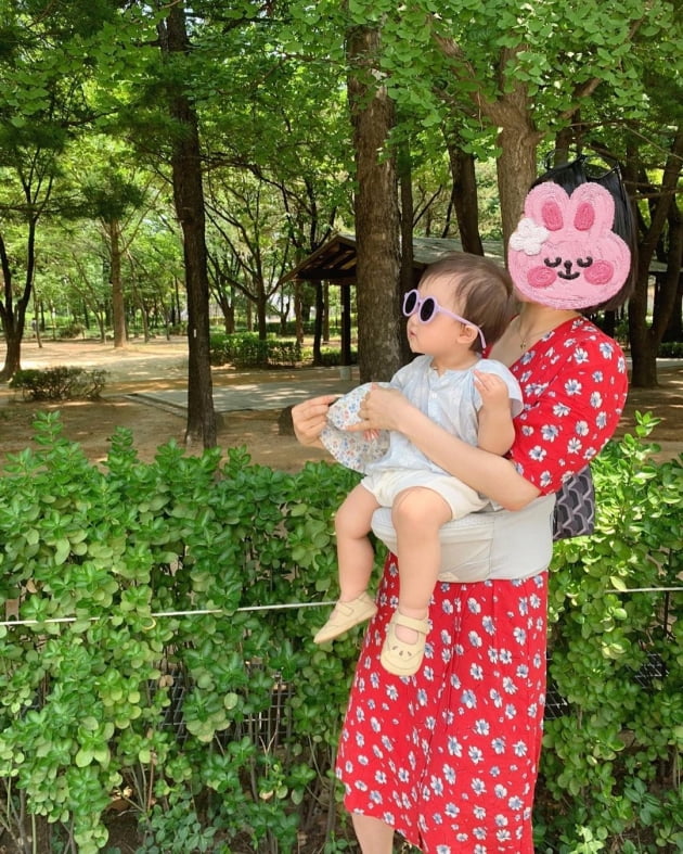"애미야 많이 덥구나" '검사♥' 한지혜, 엄마 아닌 이모인 줄 알겠네…딸과 공원 나들이[TEN★]