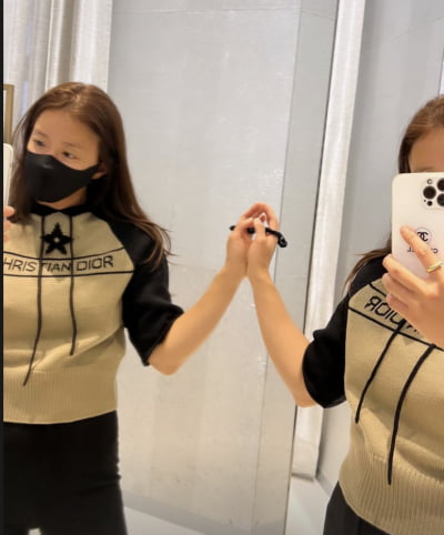 이시영, 오늘도 명품 '주렁주렁'…휴대폰 케이스도 '럭셔리' [TEN★]