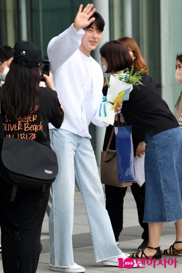 [TEN 포토] 김우빈 '팬들에게 특급서비스'