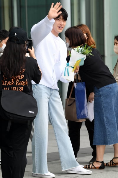 [TEN 포토] 김우빈 '팬들에게 특급서비스'