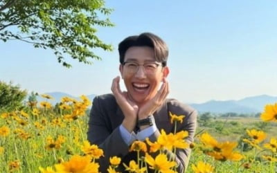 강기영, 꽃밭에 앉아 '꽃받침 포즈'…'우영우' 박은빈이 찰칵[TEN★]