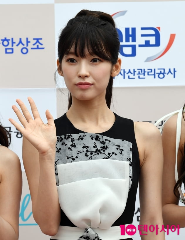 [TEN 포토] 오마이걸 아린 '인사도 청순하게'