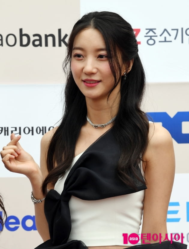[TEN 포토] 오마이걸 비니 '하트 드려요'
