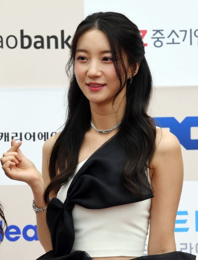 [TEN 포토] 오마이걸 비니 '하트 드려요'