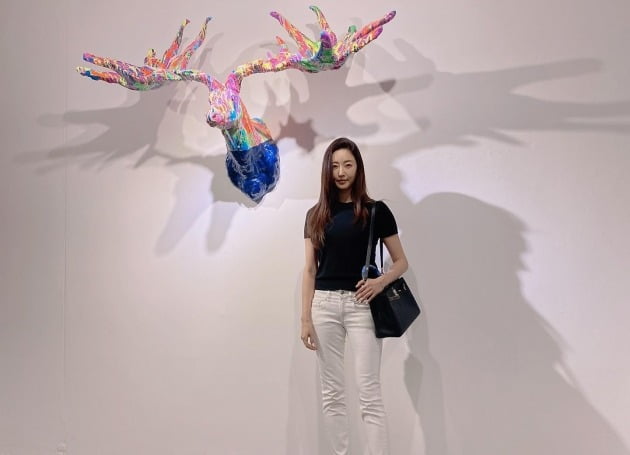 '45세' 김사랑, 역시 8등신 미녀…모나미 패션 빛낸 미친 비율[TEN★]