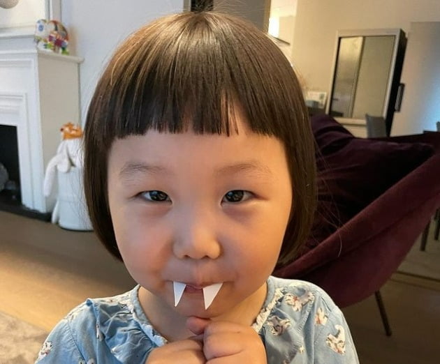 장윤정, 똑 닮은 딸 하영이와 드라큘라 놀이…도경완 "스몰은 귀엽고 라지는 무섭"[TEN★]