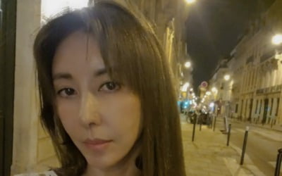 김완선, 파리에서 전한 근황…50대에도 '탱탱 피부' 과시[TEN★]