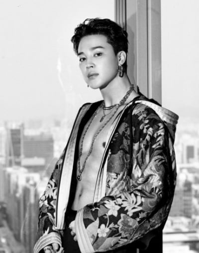 방탄소년단 지민, 여름 달구는 섹시한 가슴근육…美언론, 섹시복근 극찬