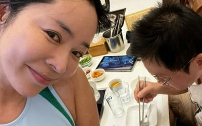 '재혼' 이혜영, 남편과 커플 사진 '찰칵'…이태원서 불금 데이트 [TEN★]
