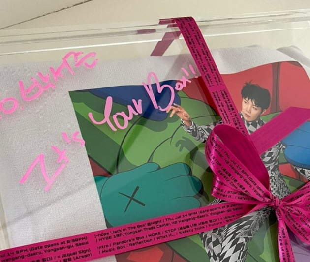 박서준, 본인 이름 적힌 방탄소년단 제이홉 첫 솔로 앨범 선물 자랑[TEN★]