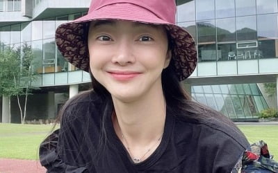 '김수미 며느리' 서효림, 명품 D사 모자 쓰고 호캉스 "남편에게 맡기고 나는 산책"[TEN★]
