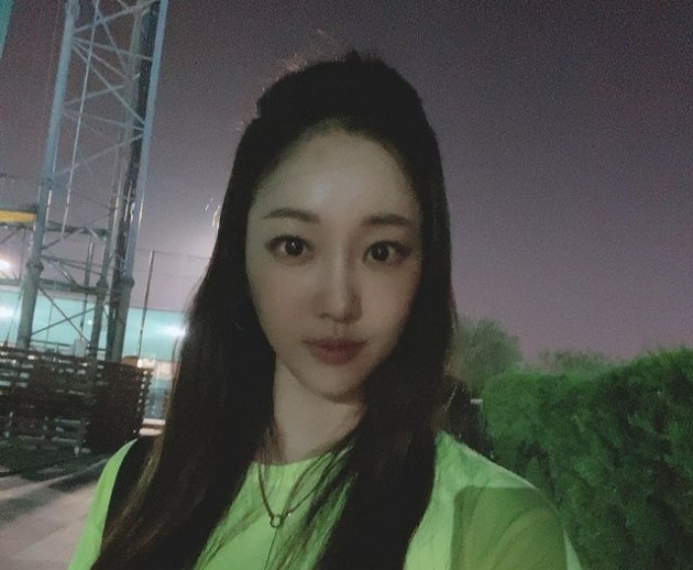 김사랑, 야간 테니스에 푹 빠졌네…산발+형광 옷도 소화하는 8등신 미녀[TEN★]