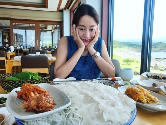 '임신' 전혜빈, ♥의사 남편과 제주도서 먹방? "바른이, 다금바리처럼 펄떡"[TEN★]