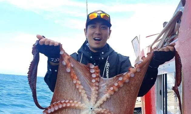 '차예련♥' 주상욱, 자기 몸만 한 대왕 문어 낚았네 "오늘도 이런 행운이"[TEN★]