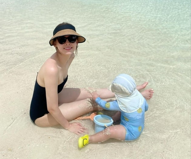 '대학 교수♥' 구재이, 바다가 좋은 18개월 아들과 극기 훈련 중…과감한 수영복 핏[TEN★]