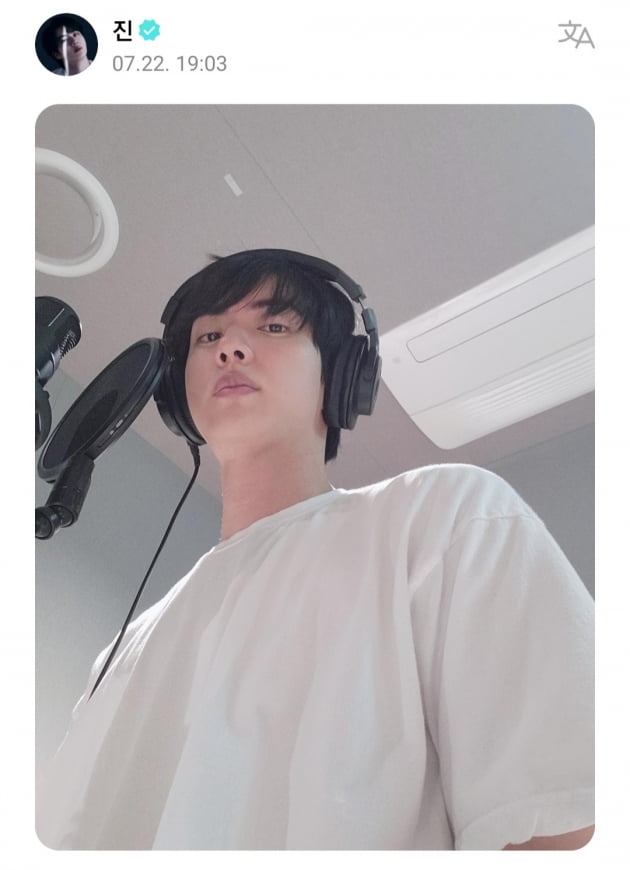 방탄소년단 진, 헤드폰을 쓰고 내려봐도 보이는 미남