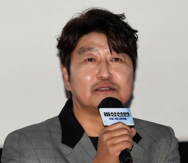 송강호 "'최고의 배우' 전도연, 男 중심 영화서 보석처럼 빛난 연기"('비상선언')