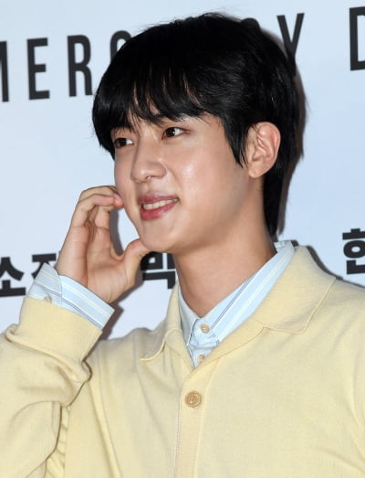 [TEN 포토] 방탄소년단 진 '어느쪽으로 봐도 잘생김'