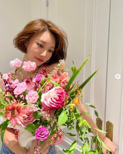 고준희, 꽃마저 기죽이는 '원조 단발좌'...명품 비주얼[TEN★]