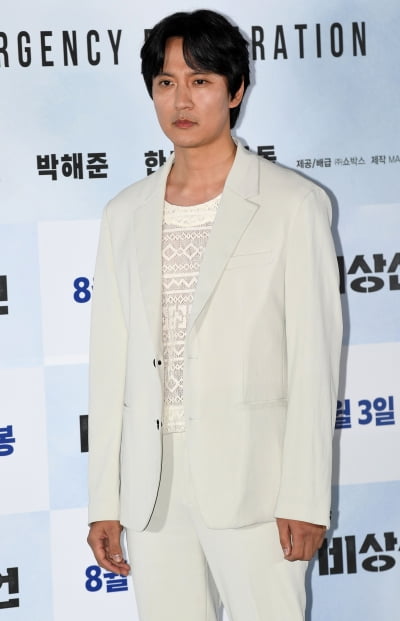 [TEN 포토] 김남길 '훈남 부기장'