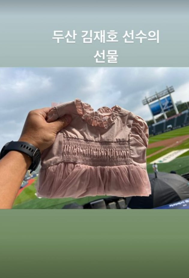 "나도 못 입어보는 명품"…진태현, ♥박시은 딸 출산 앞두고 쏟아진 선물 세례[TEN★]