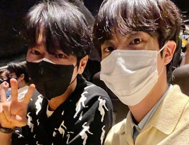 이상엽, 방탄소년단 진과 닮았네…김남길 응원차 팝콘 들고 영화관 방문[TEN★]