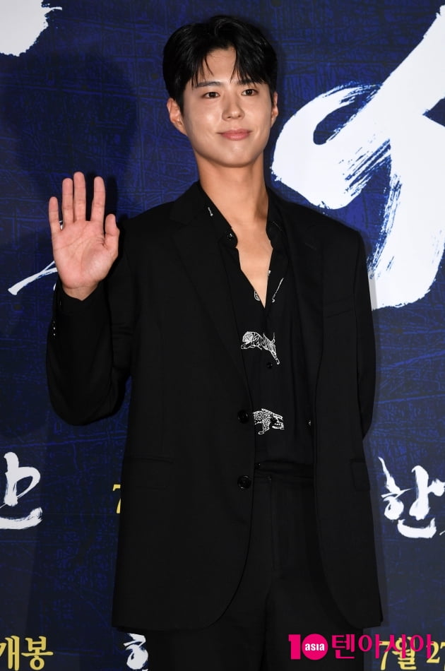 [TEN 포토] 박보검 '스윗한 손인사'