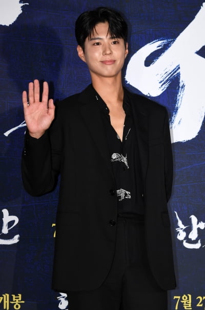 [TEN 포토] 박보검 '스윗한 손인사'