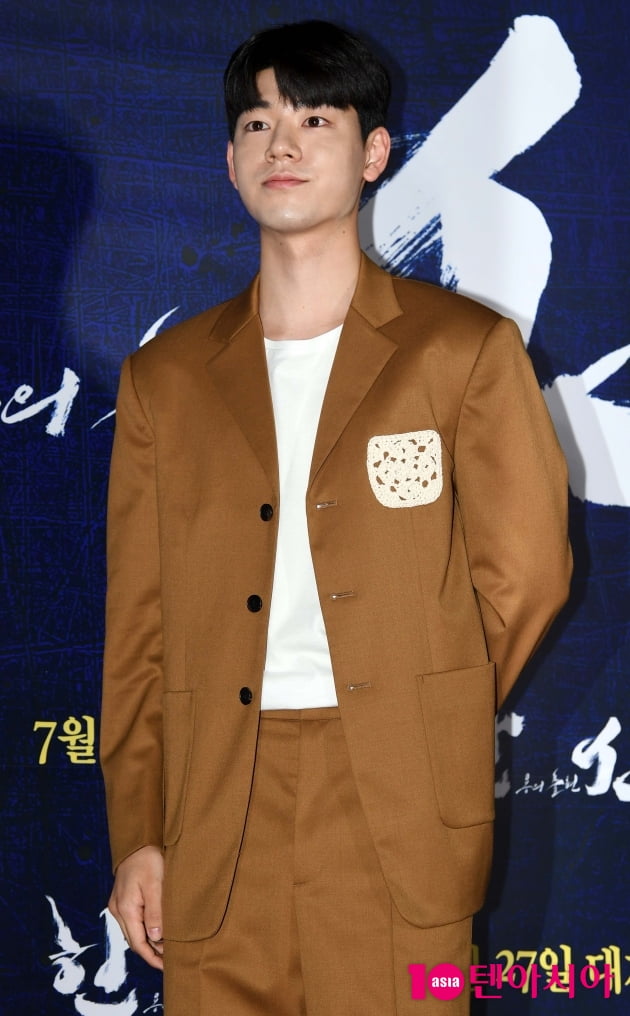 [TEN 포토] 배현성 '수줍은 포토타임'