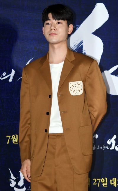 [TEN 포토] 배현성 '수줍은 포토타임'