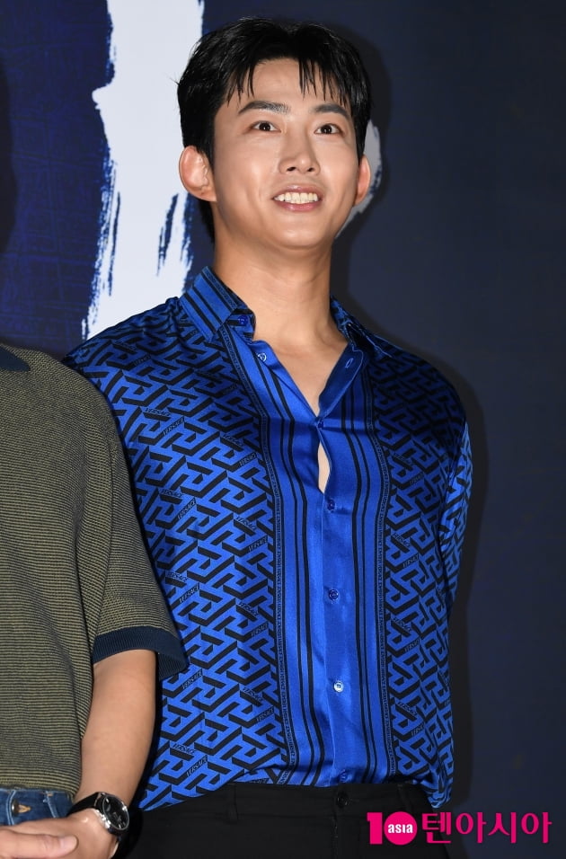 [TEN 포토] 옥택연 '시원한 블루'