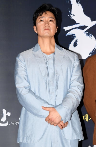 [TEN 포토] 박해일 '긴장한 이순신 장군'