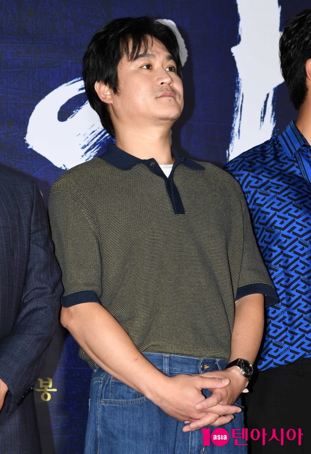 [TEN 포토] 김성균 '두 손 가지런히 모아'