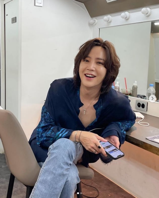 장근석, 아시아 프린스 미소년 같은 꽃미소...시원한 블루[TEN★]