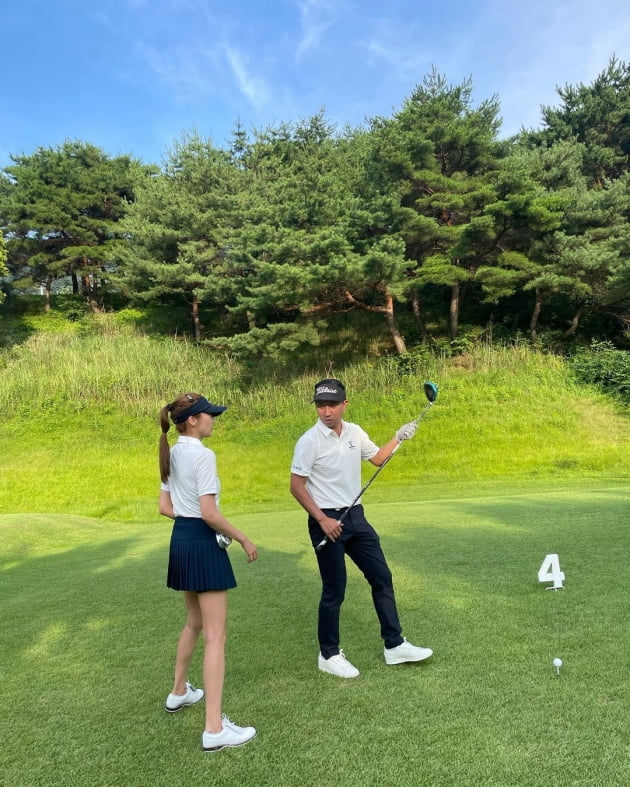 손담비♥이규혁, 골프장에서 어깨 스킨십→가까워진 얼굴…연예계 잉꼬부부 노리는 신혼[TEN★]