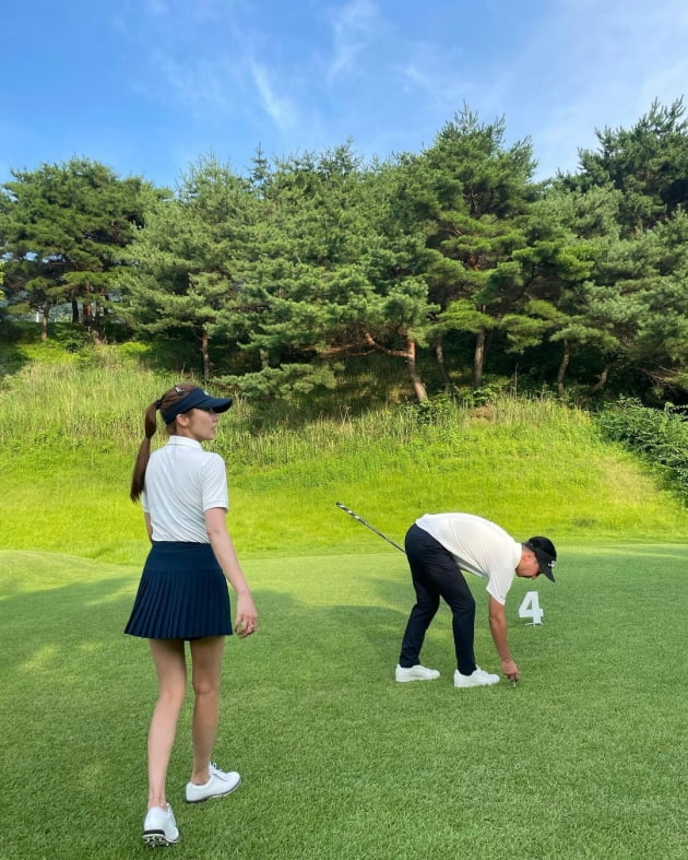손담비♥이규혁, 골프장에서 어깨 스킨십→가까워진 얼굴…연예계 잉꼬부부 노리는 신혼[TEN★]