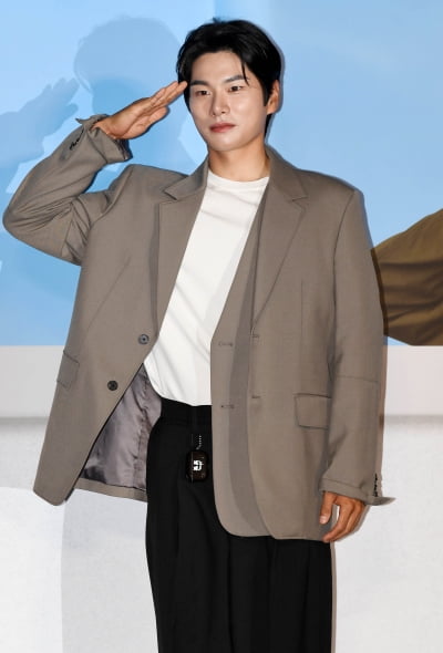 [TEN 포토] 이이경 '그림자 마저 멋짐'