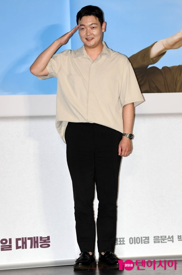 [TEN 포토] 김민호 '경례 멋있죠?'