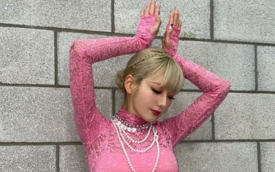 윤보미, 바지에 깃털이 수북해…한 마리의 공작새처럼[TEN★]