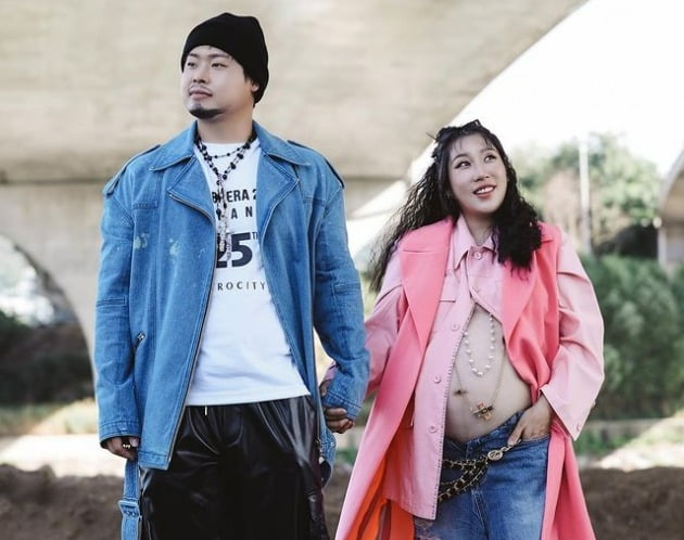 '임신' 김영희, 10살 연하 ♥윤승열과 만삭 화보…리한나·에이셉 따라잡기[TEN★]