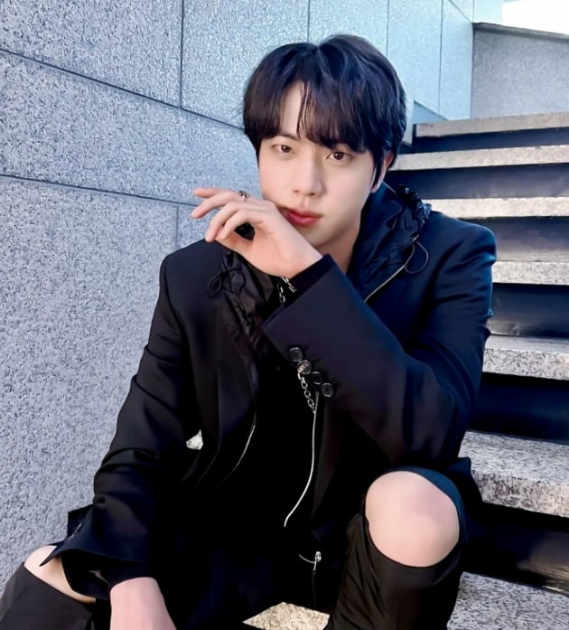 방탄소년단 진, 역대 남자 솔로 아티스트 최초 13개월 연속 '가장 많이 언급된 톱10 아티스트'