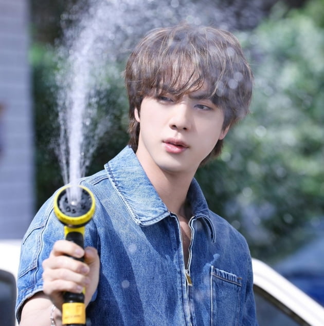 방탄소년단 진, 역대 남자 솔로 아티스트 최초 13개월 연속 '가장 많이 언급된 톱10 아티스트'