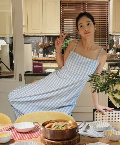 기은세, 집에서 20만 원짜리 원피스 입고 요리…"어쩌다 보니" [TEN★]