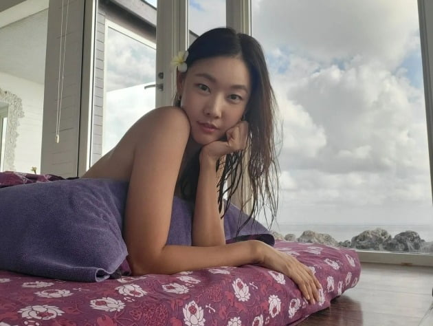 한혜진, 럭셔리 발리 리조트서 화끈한 등라인 노출…머리에 꽃 단 톱모델[TEN★]