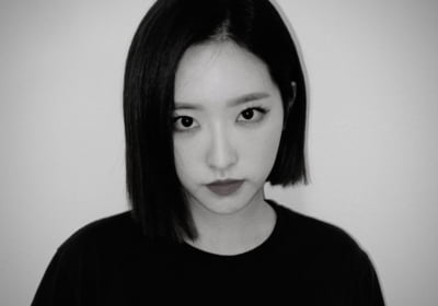 '똑 단발' 카리스마의 올리비아 혜, 어둠에서도 빛나네[TEN★]