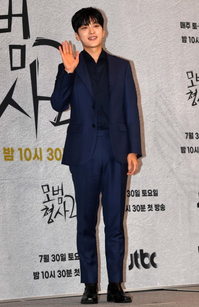 [TEN 포토] 장승조 '완벽한 수트핏'