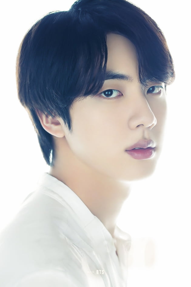 방탄소년단 진, 역대 솔로 최초·최장 빌보드 핫 트렌딩 송즈 'Yours' 37주-'슈퍼 참치' 33주 연속 솔로 2곡 차트인